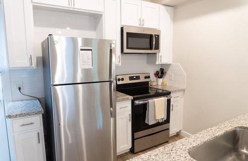 La Grange Apartment | Cozy, Newly-Built Townhouse in La Grange- Amazing location!