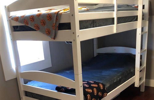 Keizer Cottage | Cozy newly refinished home, yard, central location