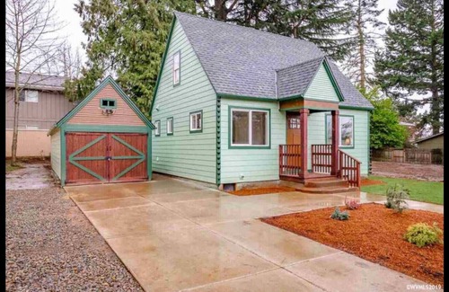 Keizer Cottage | Cozy newly refinished home, yard, central location