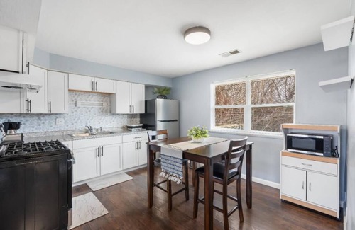 Peoria Apartment | Cozy Newly Renovated 2BR-1BA/3 to 6mins from OSF St A