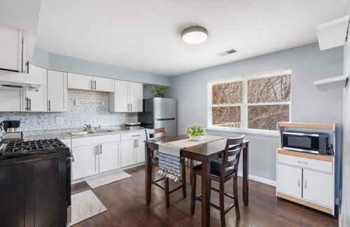 Peoria Apartment | Cozy Newly Renovated 2BR-1BA/3 to 6mins from OSF St B