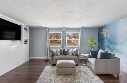 Peoria Apartment | Cozy Newly Renovated 2BR-1BA/3 to 6mins from OSF St B