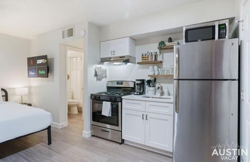 Hyde Park Apartment | Cozy Newly Renovated King Sofa Bed and Smart TV