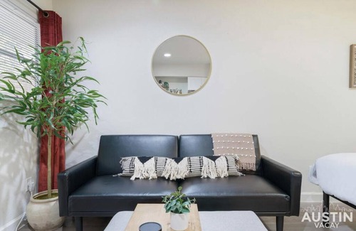 Hyde Park Apartment | Cozy Newly Renovated King Sofa Bed and Smart TV