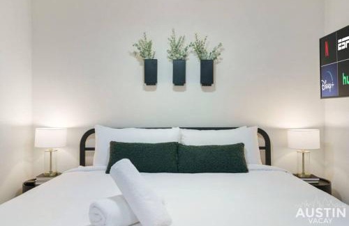 Hyde Park Apartment | Cozy Newly Renovated King Sofa Bed and Smart TV