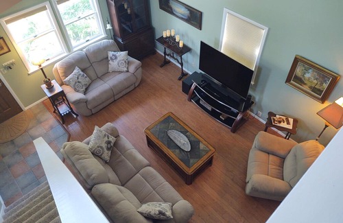 West Irondequoit House | Cozy Newly Renovated Lake House \ Short Walk To Quiet Beach On Lake Ontario
