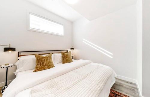 Jasper Place House | Cozy Nordic Utopia, Bsmt Suite near WEM & DT, King Bed, WiFi