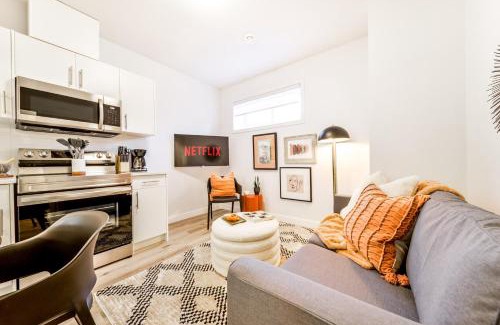 Jasper Place House | Cozy Nordic Utopia, Bsmt Suite near WEM & DT, King Bed, WiFi