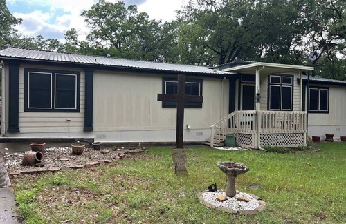 Elm Mott House | Cozy! Oak Grove Home - Close to I-35