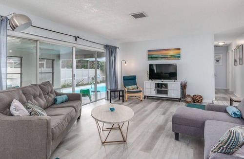 Bay Crest Park House | Cozy Oasis Home with Swimming Pool