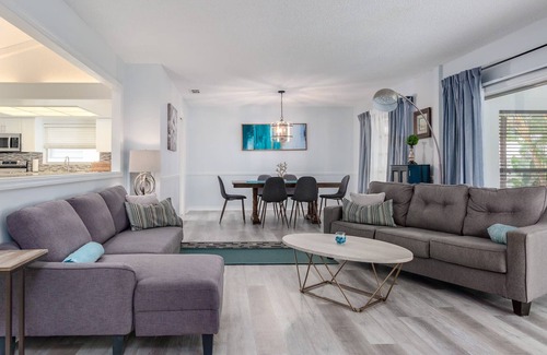 Bay Crest Park House | Cozy Oasis Home with Swimming Pool