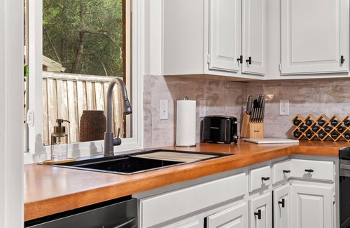 Lake Highlands House | Cozy Oasis, Pool, Firepit, BBQ, Games, Family & Pet & Event Friendly. Sleeps 10!