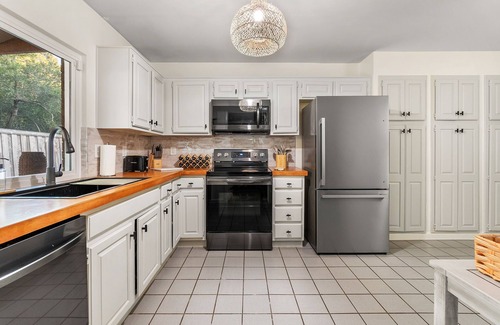Lake Highlands House | Cozy Oasis, Pool, Firepit, BBQ, Games, Family & Pet & Event Friendly. Sleeps 10!
