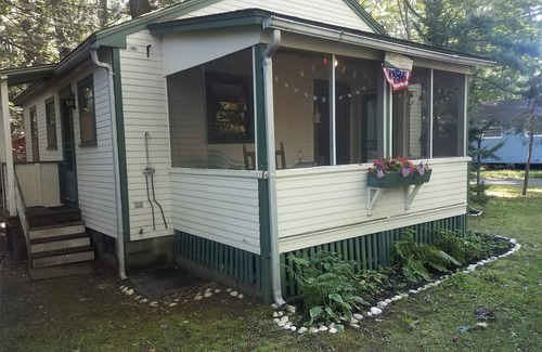 Ocean Park House | Cozy Ocean Park Cottage in the Pines easy walk to Beach