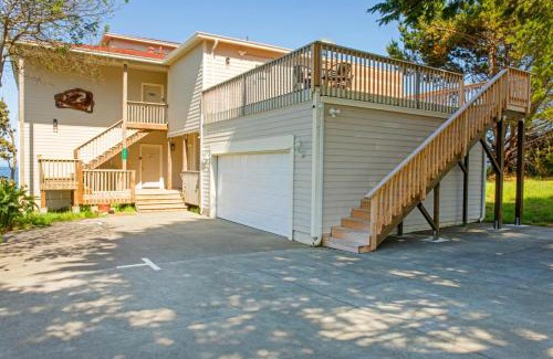 Shelter Cove Apartment | Cozy Oceanview! by OceanviewHotTubs Oceanfront! Shelter Cove, CA Tesla EV station