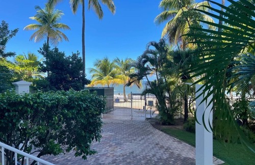 Isla Verde Apartment | Cozy oceanview studio w Direct Beach Access w parking included