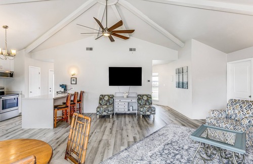 Gulf Breeze House | Cozy Octagon Bungalow, Sleeps 6, 15 mins to Beach