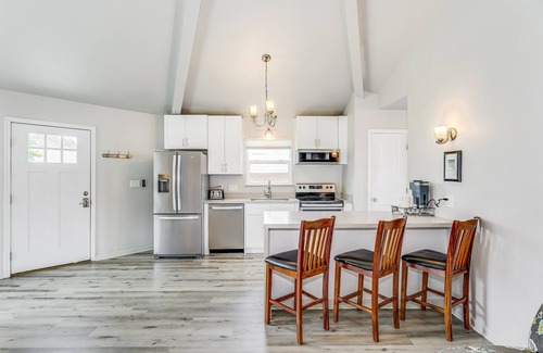 Gulf Breeze House | Cozy Octagon Bungalow, Sleeps 6, 15 mins to Beach