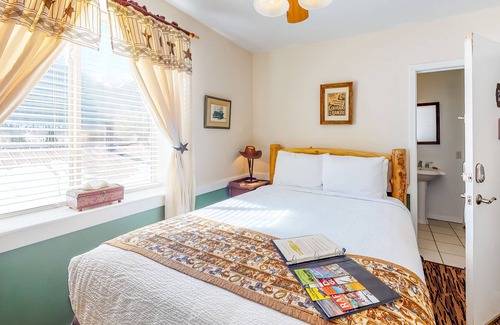 Silverton Apartment | Cozy Old West Themed Hotel Suite With Queen Bed, Free High-Speed WiFi, Cable TV