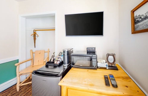 Silverton Apartment | Cozy Old West Themed Hotel Suite With Queen Bed, Free High-Speed WiFi, Cable TV