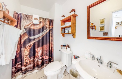 Silverton Apartment | Cozy Old West Themed Hotel Suite With Queen Bed, Free High-Speed WiFi, Cable TV