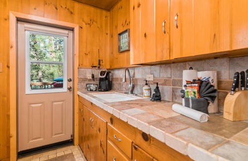 Big Bear City Cabin | Cozy on Rainbow | Fireplace | BBQ | Mountain Getaway