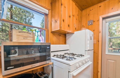 Big Bear City Cabin | Cozy on Rainbow | Fireplace | BBQ | Mountain Getaway