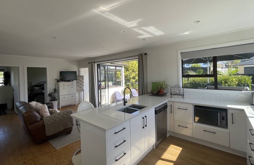 Red Beach House | Cozy on the coast - 5 minute walk to the beach (Pet friendly!)