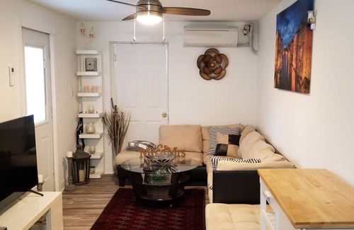 Crescent Heights Apartment | Cozy One bed/One bath 5m to Down Townn