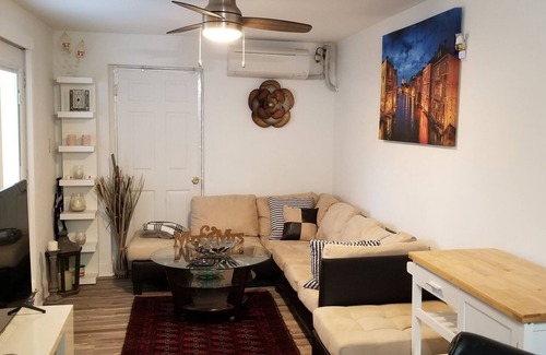Crescent Heights Apartment | Cozy One bed/One bath 5m to Down Townn