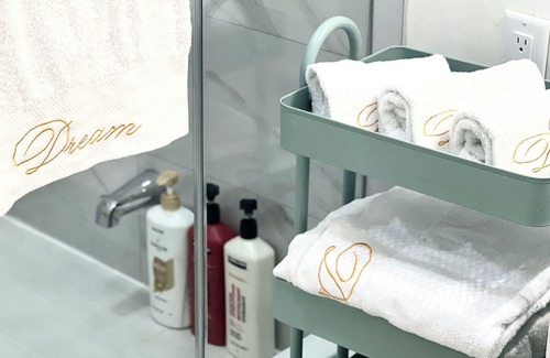 Markham House | Cozy one bed with private bath