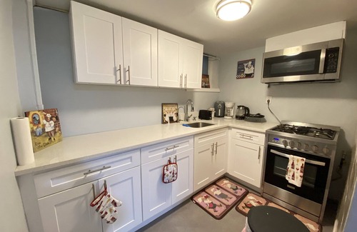 North Bergen Apartment | Cozy One Bedroom apt Close2all fun, 20minutes 2 NY, 7mins. Via NY WaterwayFerry.