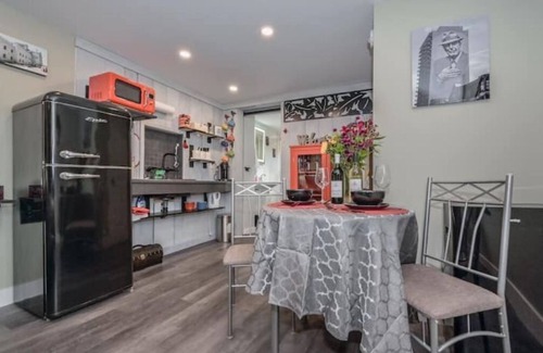Elora Apartment | Cozy One bedroom apartment a minute walk away from the Elora mill -pet friendly