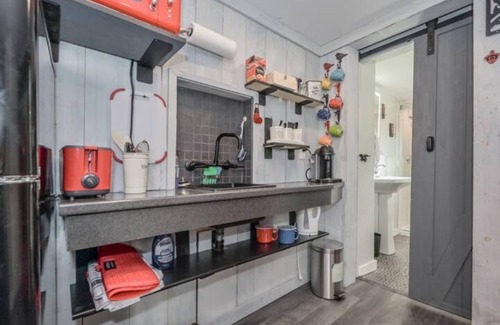 Elora Apartment | Cozy One bedroom apartment a minute walk away from the Elora mill -pet friendly