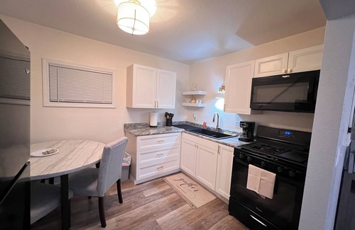 Milwaukee Apartment | Cozy one bedroom apt. Centrally located.nnnnnnnnnn