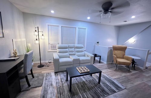 Milwaukee Apartment | Cozy one bedroom apt. Centrally located.nnnnnnnnnn