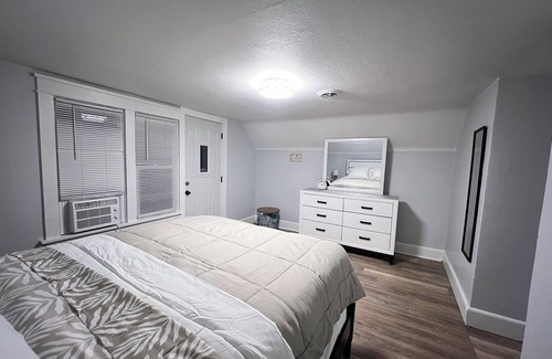 Milwaukee Apartment | Cozy one bedroom apt. Centrally located.nnnnnnnnnn