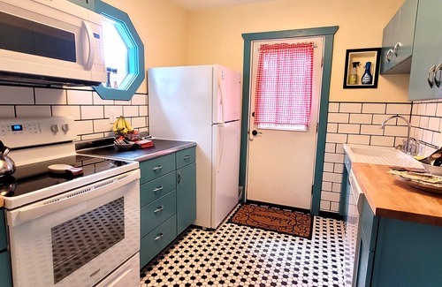 Gillette House | Cozy One Bedroom Cottage Getaway!