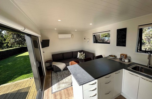 Bombay Cottage | Cozy One Bedroom Cottage at Heaven's Rest B&B