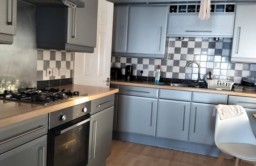 Liverpool Apartment | Cozy one ensuite bedroom shared in the flat of 3 bedrooms with water front view.