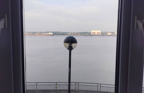 Liverpool Apartment | Cozy one ensuite bedroom shared in the flat of 3 bedrooms with water front view.