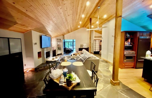 Hamilton House | Cozy open studio cabin with a relaxing vibe on serene Lake Harding.