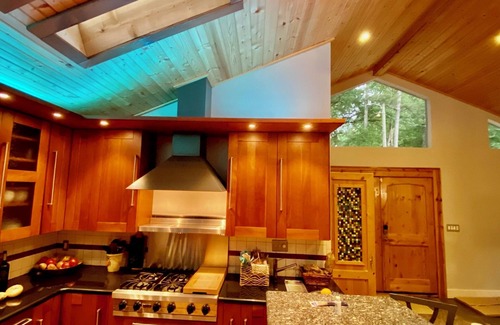 Hamilton House | Cozy open studio cabin with a relaxing vibe on serene Lake Harding.