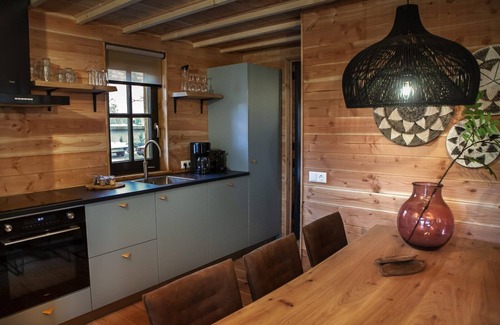 Uden House | Cozy overnight stay at 't Heydeveld with a Private Outdoor Bubble Bath.