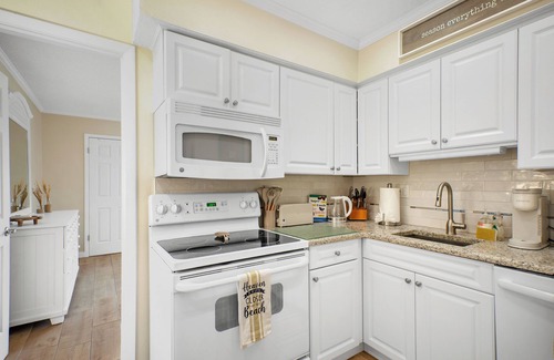 Sarasota Apartment | Cozy & peaceful 1 bedroom condo with a balcony a block from Lido Beach