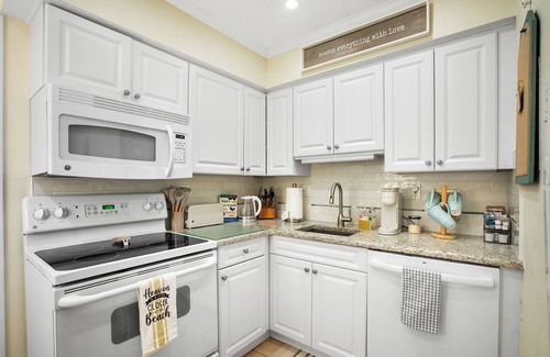 Sarasota Apartment | Cozy & peaceful 1 bedroom condo with a balcony a block from Lido Beach