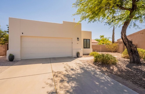 Houghton House | Cozy & Peaceful 3-bedroom house in delightful Eastside Tucson with Pool!
