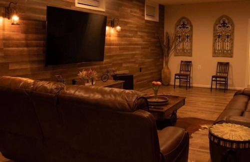 Urbana House | Cozy Peaceful Basement Cabin Vibes