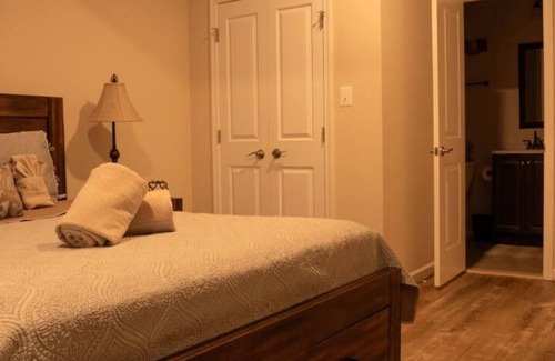 Urbana House | Cozy Peaceful Basement Cabin Vibes