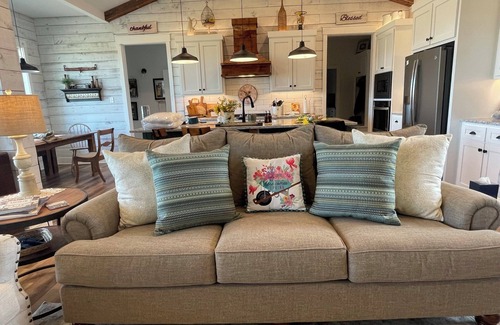 Eustace House | Cozy Peaceful Country Farmhouse close to Antiques - 12 mins to First Monday